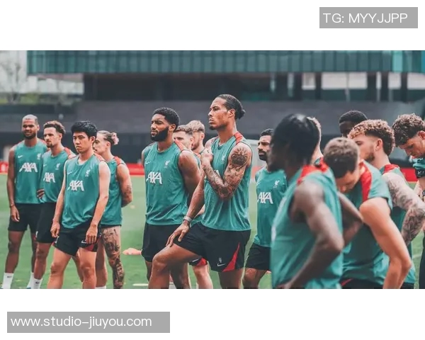 外国足球明星展现完美腹肌的魅力瞬间与训练秘诀分享